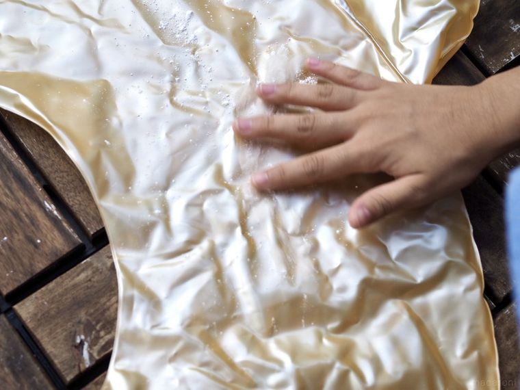 ベビーパウダーを伸ばす