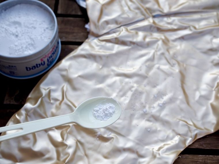 ベビーパウダーをまぶしているところ
