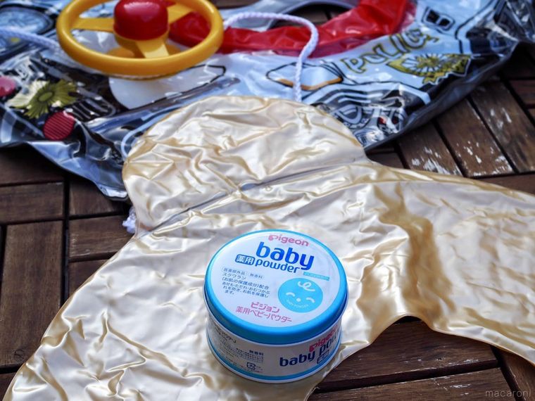 ベビーパウダーと浮き輪
