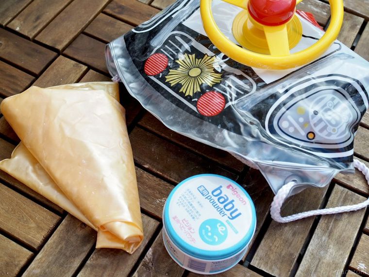 ベビーパウダーを使った浮き輪の収納方法