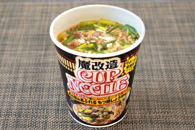 茶色いランチョンマットと魔改造カップヌードルの黒いパッケージ