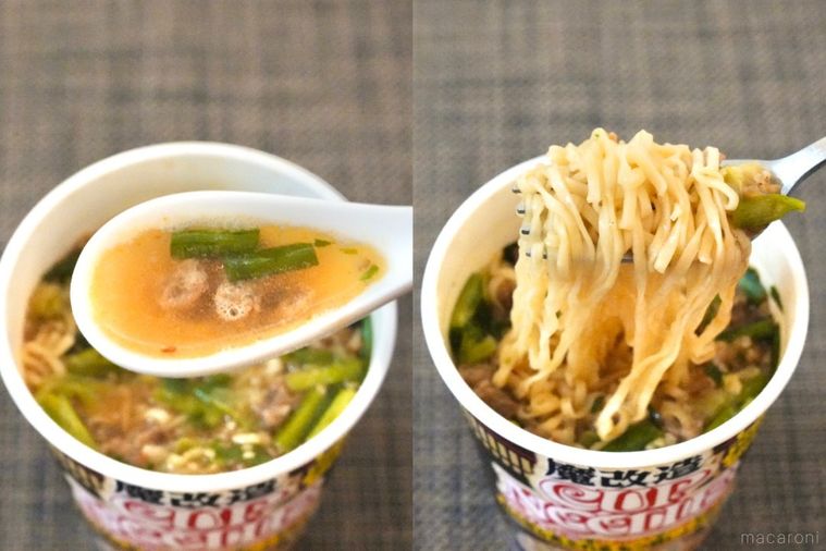 魔改造カップヌードルを白いれんげと銀のフォークで食べる様子