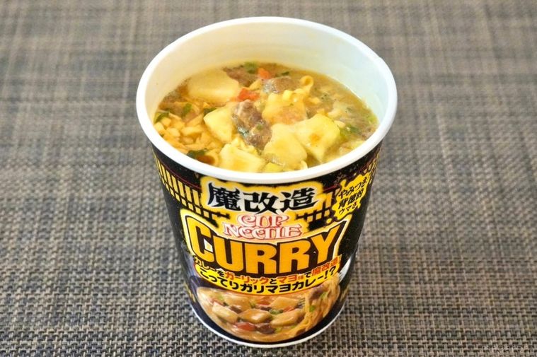 魔改造カップヌードルの黒いパッケージ