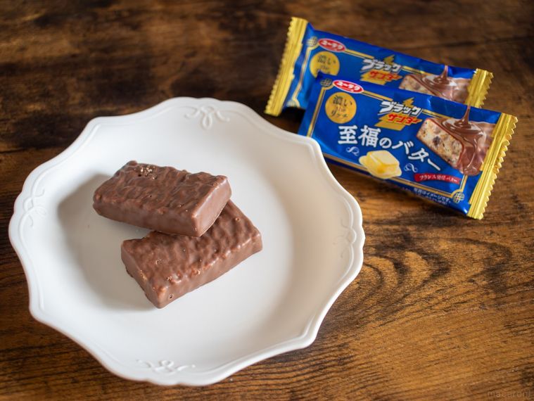 お皿にのせたブラックサンダー 至福のバターとパッケージ