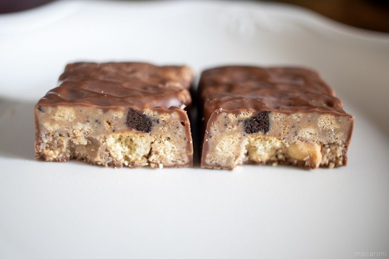 半分に割った濃いザリッチブラックサンダー 至福のバター