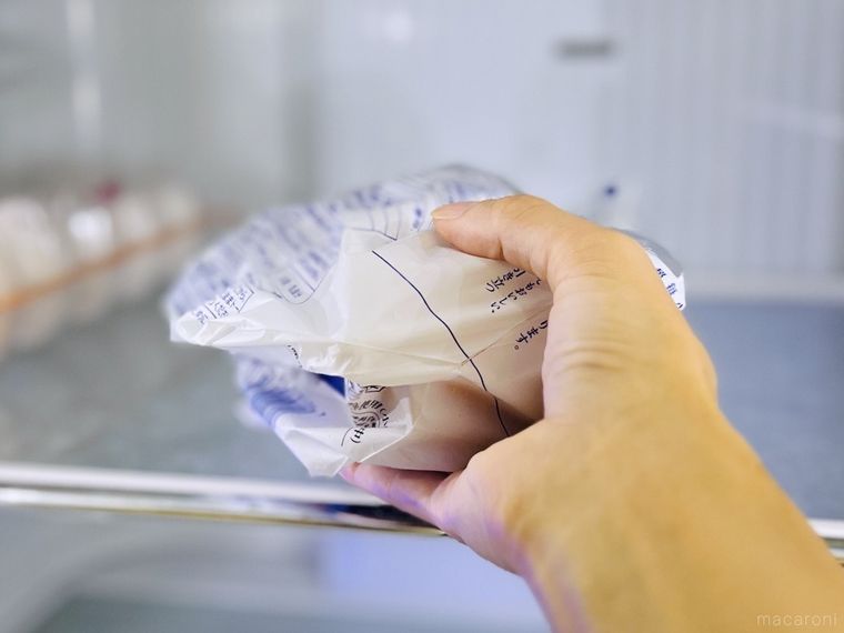 食パン袋に入れたキムチを冷蔵庫に格納している様子