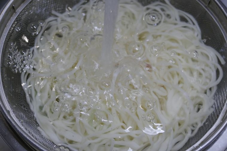 流水でひやむぎを洗う様子