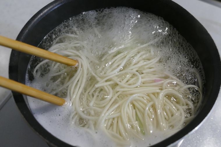 鍋に沸かしたたっぷりの湯でひやむぎをゆでる様子