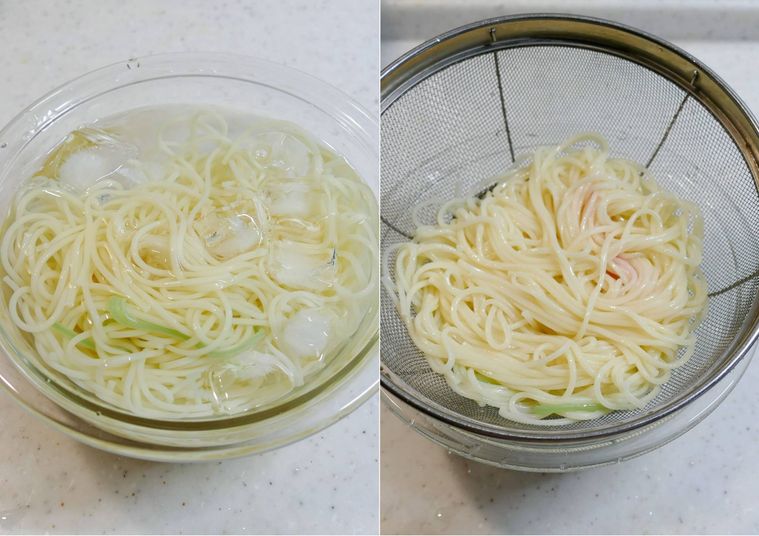 ひやむぎを氷水に浸し、ザルで水気を切っている様子
