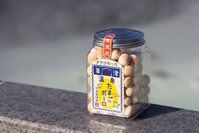 温泉地に置かれている、瓶に入った温泉たまごボーロ