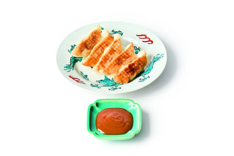 餃子5個と味噌だれが並べられた様子