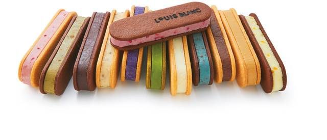 さまざまなチョコレートサンドのフレーバーが並ぶ様子