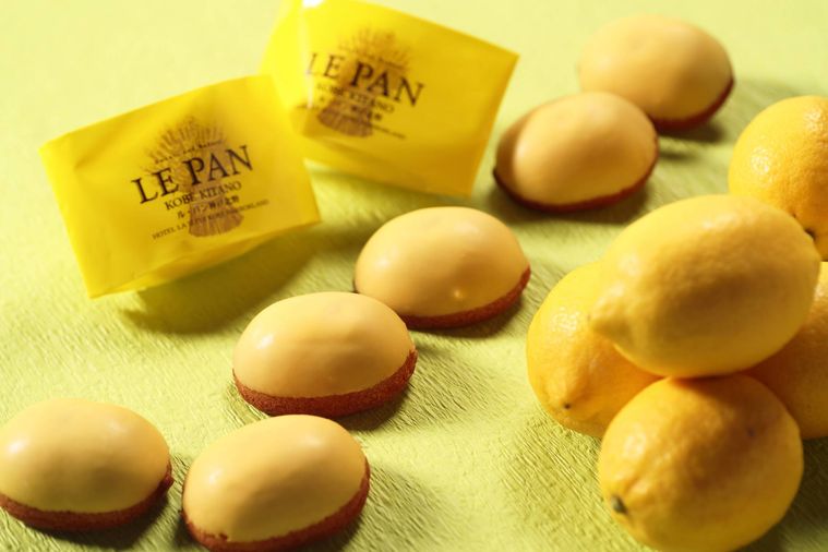 瀬戸内レモンケーキとレモンが並べられた様子