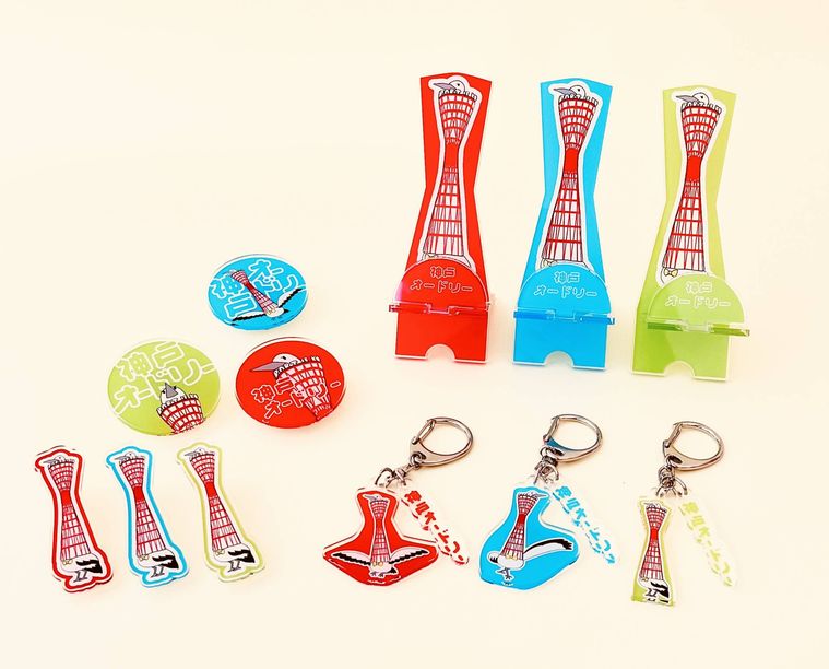 カラフルなキーホルダーやヘアクリップなどの雑貨