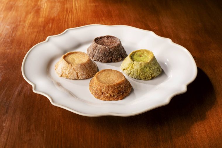 4種類の鮮やかなカラーのクッキー