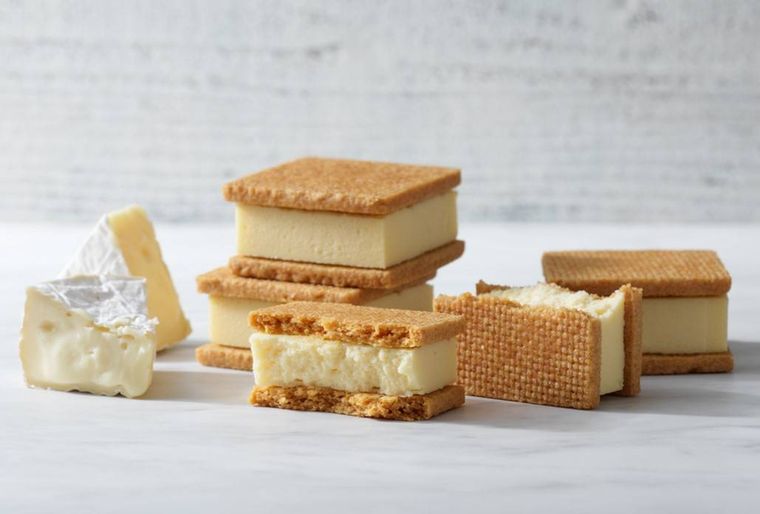 クリームがたっぷり挟まれたチーズケーキサンド・カマンベールとカマンベールチーズ