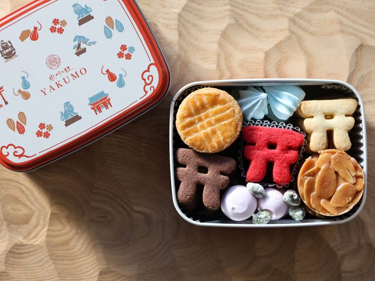 鳥居モチーフのクッキーやカラフルな焼き菓子が詰められたクッキー缶