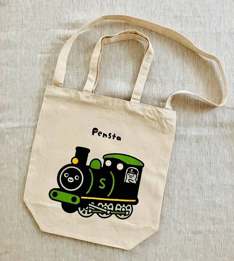 かわいいSLのイラストが描かれた白いショルダートート