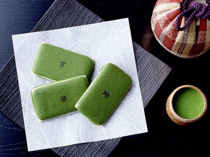 お皿にのせられた緑色のラングドシャ茶の葉3枚と抹茶