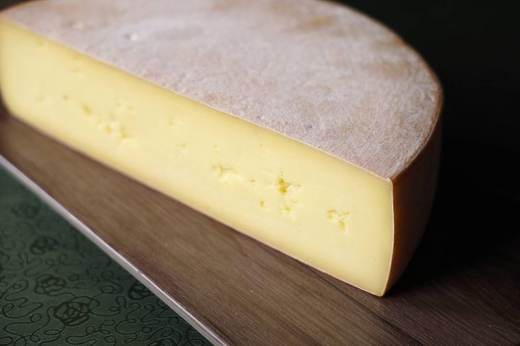 半分に切られた半円状のラクレットチーズ