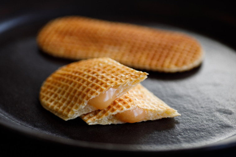 サクサク食感のウエハース生地にキャラメルクリームをたっぷり挟んだバターのいとこ