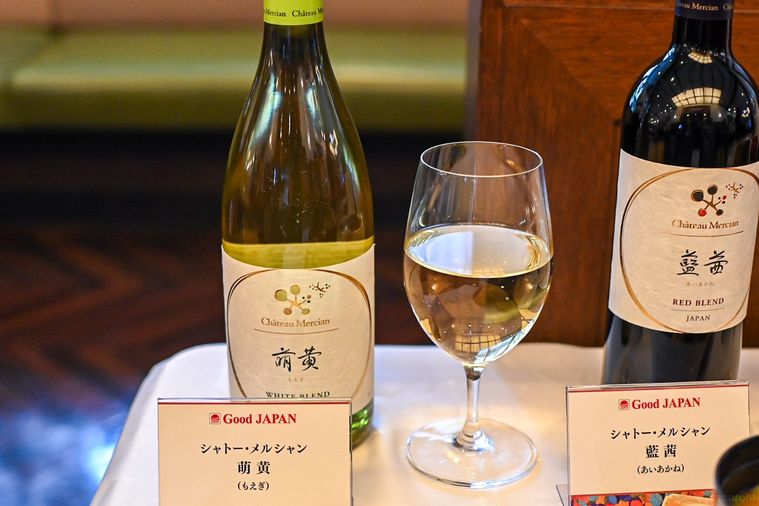 白ワインのボトルとグラス