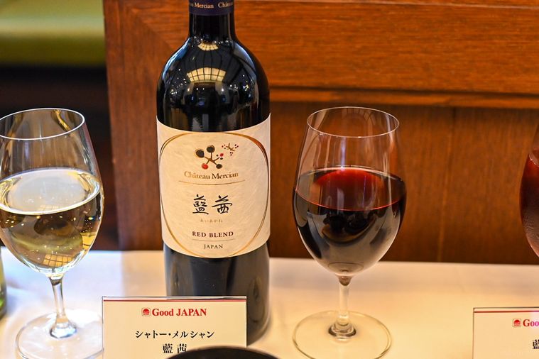 赤ワインのボトルとグラス