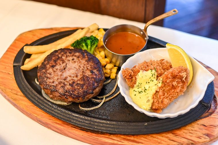 ハンバーグと牡蠣フライ