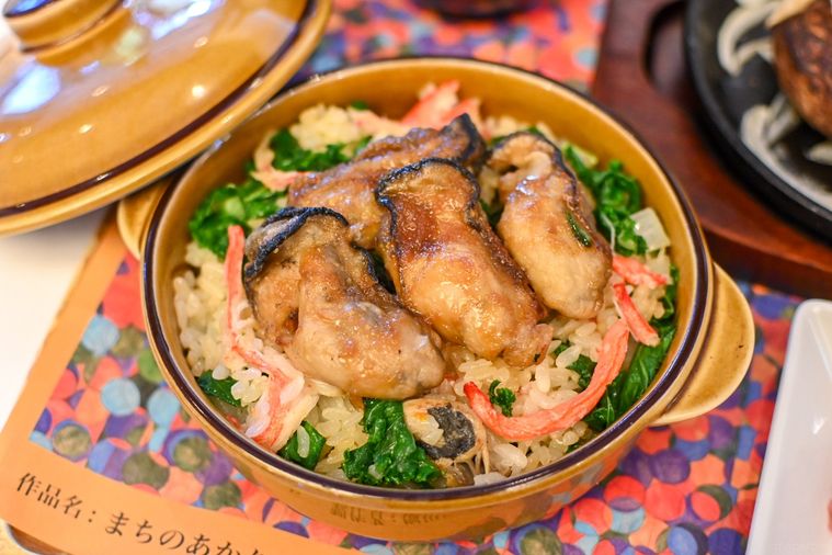 牡蠣がのったピラフのアップ