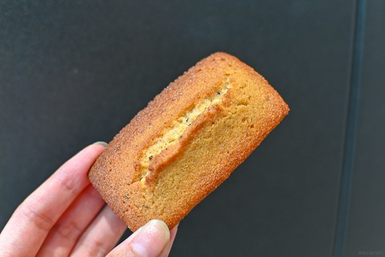 ルノートル東京の焼きたてフィナンシェを持っているところ