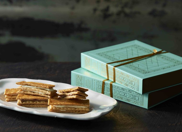 クリームが挟まれたパイのお菓子がお皿に並べられている様子