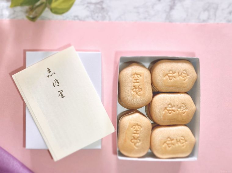 空也もなかの蓋を開けたところ