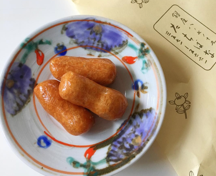 皿に盛りつけられた銀座たちばなのころ