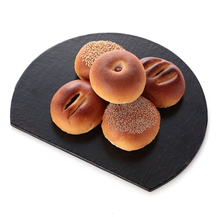 黒皿に木村屋總本店の酒種あんぱん 五色 5入が盛り付けられている様子