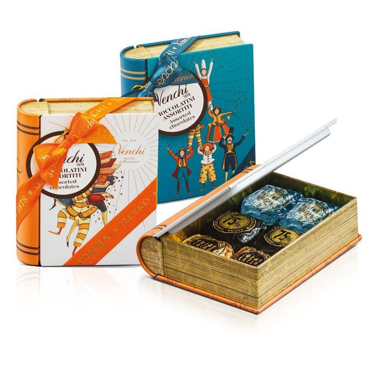 ブック型のヴェンキキュボット チョキャビア ギフトボックスなどが置かれている様子