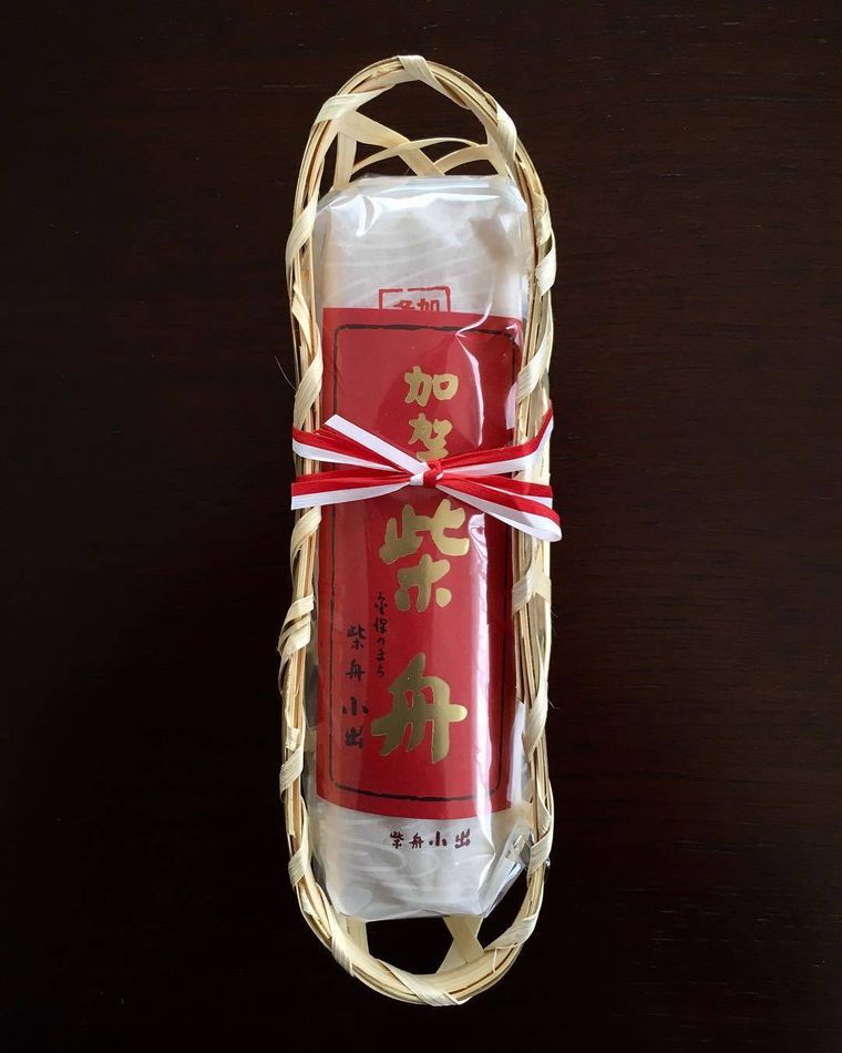 かごに入った柴舟小出の柴舟