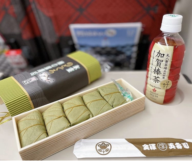 金澤玉寿司の氷室 のどぐろ 柿の葉寿司とお茶がならんだ様子