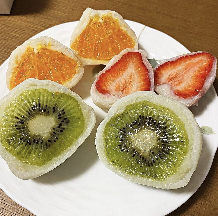 凛々堂の金沢フルーツ大福国産ハウスみかんいちごキウイがならんだ様子