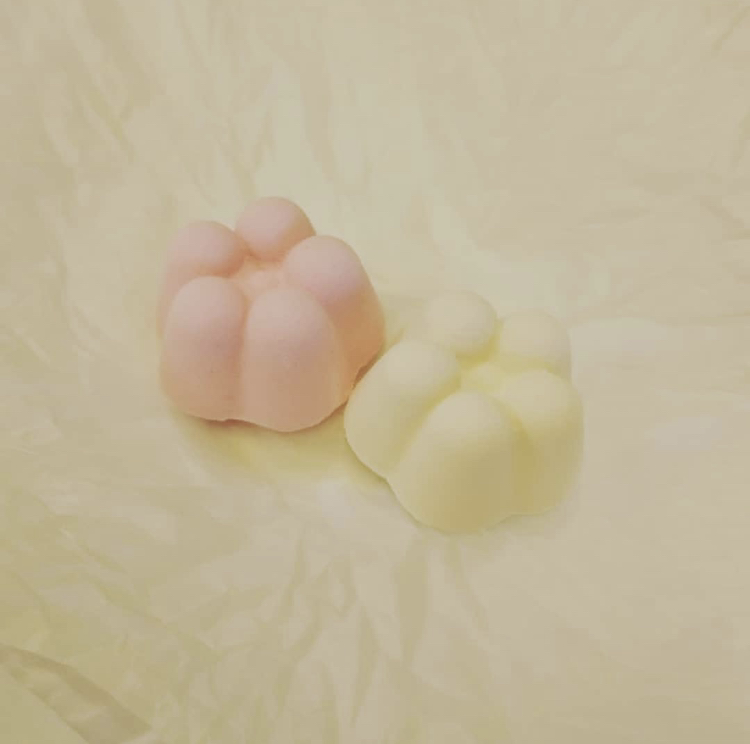 落雁 諸江屋の花うさぎが紙にのった様子