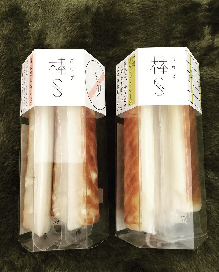 鮨蒲本舗河内屋の元祖チーズスティックと富山湾しろえびがならんだ様子