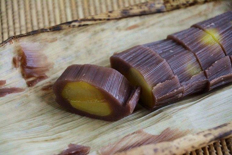 竹皮にのせられた松葉屋の月よみ山路