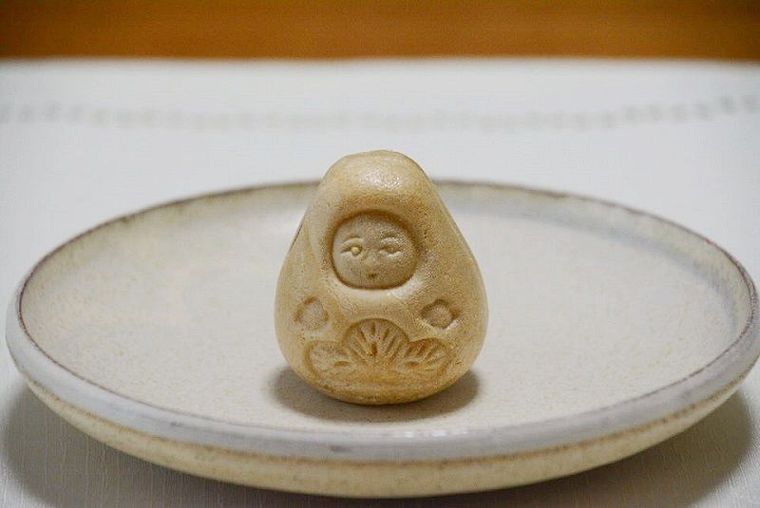 皿に盛り付けられた金沢うら田の加賀八幡起上もなか