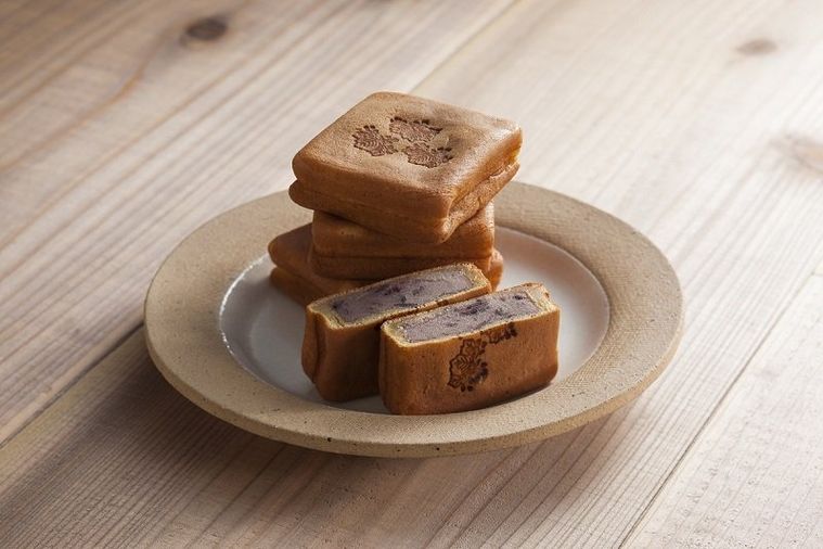 やまだ屋桐葉菓が皿に盛り付けられている様子