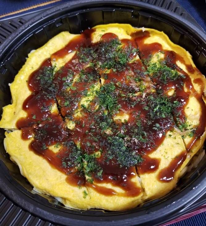 黒い容器に入った冷凍お好み焼きの調理後