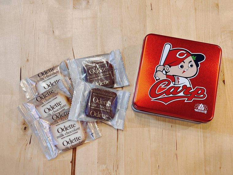 広島東洋カープオデットを開封して中身を取り出した様子