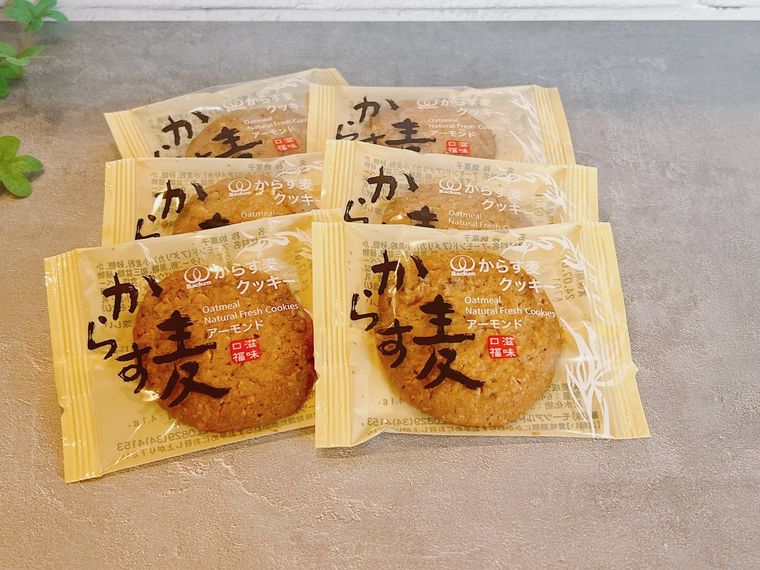 エキエ限定パッケージ からす麦クッキーを並べた様子