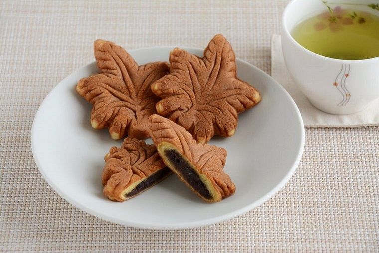 カットした高津堂元祖もみぢ饅頭が皿に盛り付けられている様子