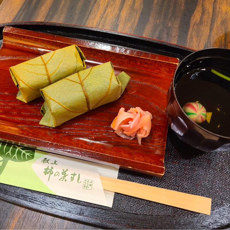和の雰囲気あふれるトレーで登場する、柿の葉すしとお吸い物