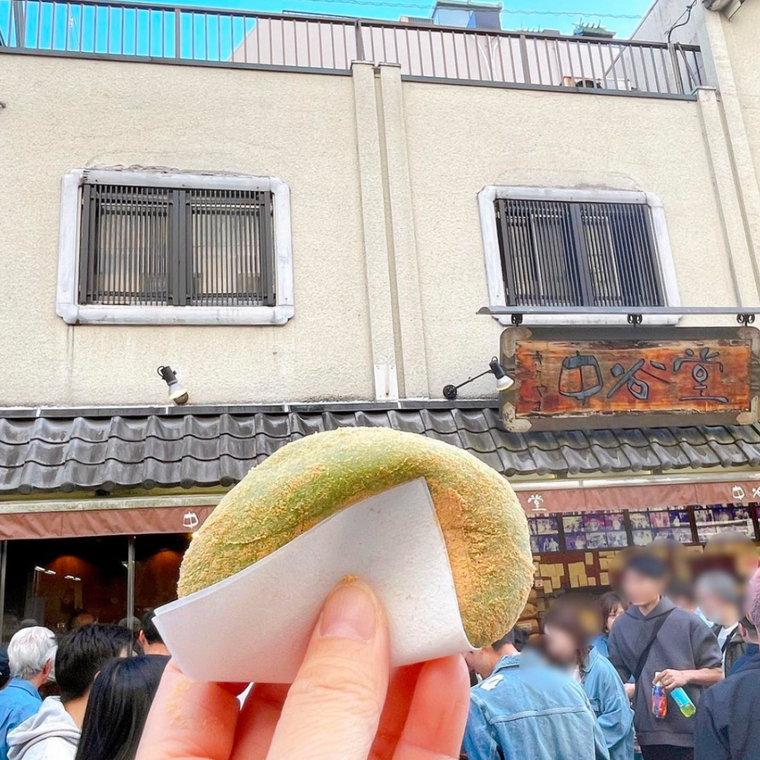 中谷堂の前で、きな粉がまぶされたよもぎ餅