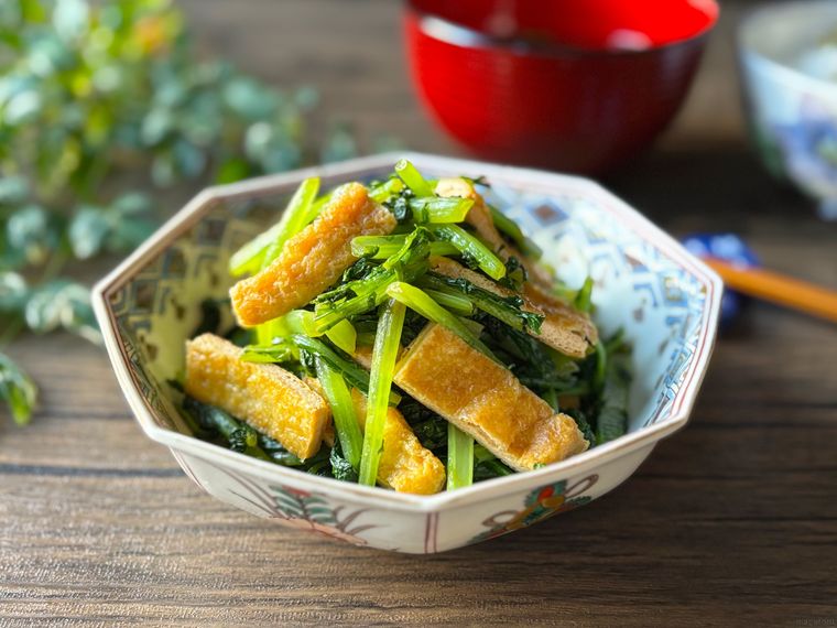 8角形の皿に盛られた大根の葉っぱの炒め物